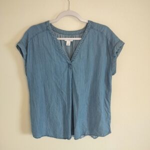 Liz Claiborne V-Neck Blue Chambray Blouse Size L Coastal Grandmother Relaxed